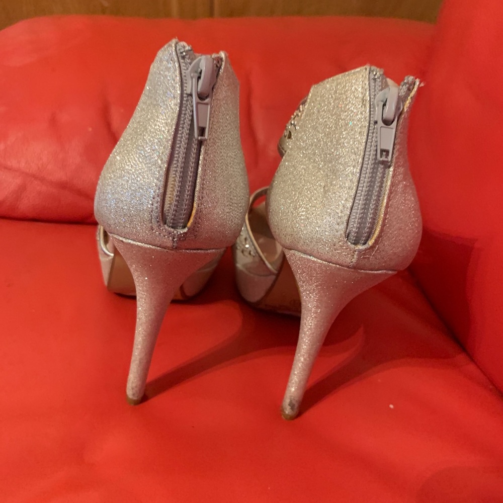 Silver Heels - Picture 3 of 7